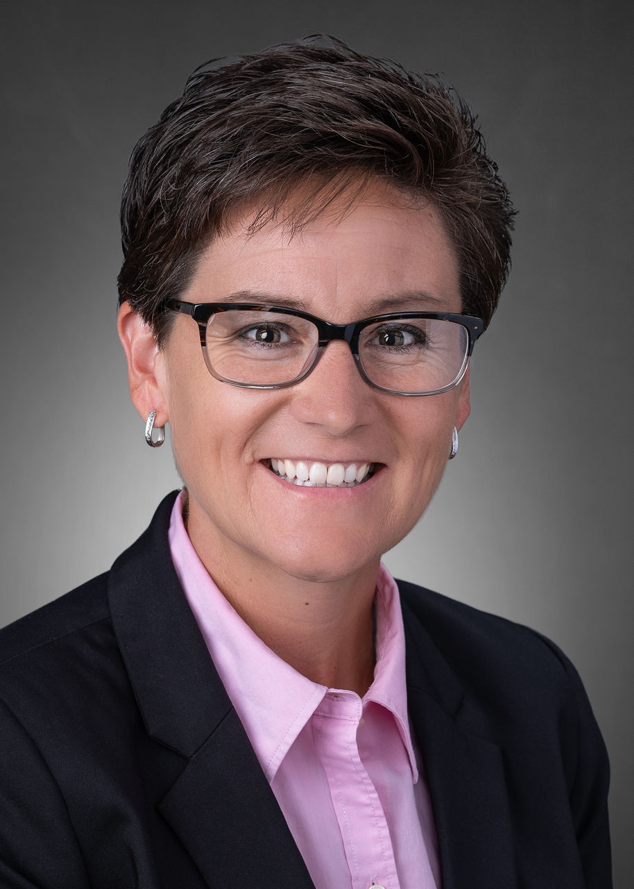 Julie Manuel Headshot
